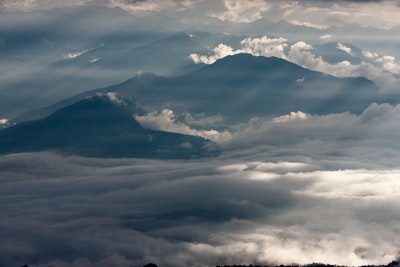 云层覆盖的山脉